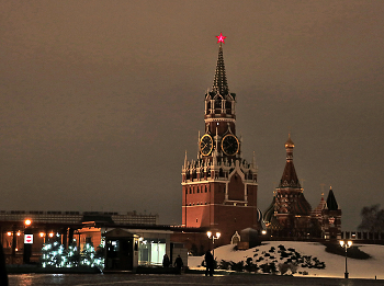 Moscow at night / ***