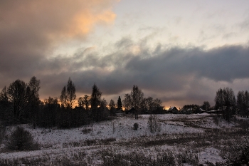 Evening quietly crept to the village ... / ***