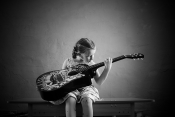 Girl with guitar / ***