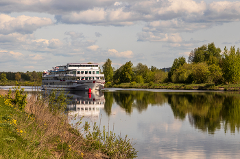 Ah, the white boat ... / ***