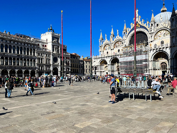 Walking through Venice / ***