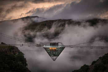 Crystal In Clouds / ***