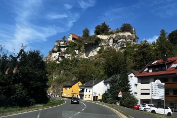 Stadt Pottenstein im oberfränkischen Landkreis Bayreuth in Bayern. / Burg Pottenstein ist eine der ältesten Burgen der Fränkischen Schweiz und beherbergt ein Burgmuseum. Sie erhebt sich auf einem Felsen über der gleichnamigen Stadt Pottenstein im oberfränkischen Landkreis Bayreuth in Bayern.