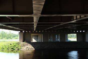 Under the bridge / ***