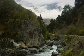 The road in the mountains / ***