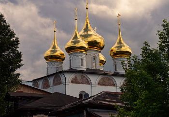 golden domes / ***