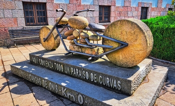 Cangas d'Onís - escultura moto de piedra - Astúries / Cangas d'Onís - escultura moto de piedra - Astúries