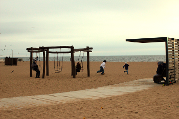 Autumn beach / ***