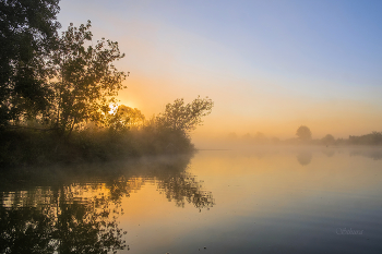 Dawn on the lake. / ***