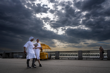 The Promenade / ***