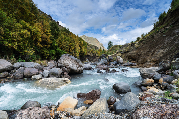 Mountain River / ***