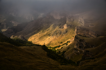 Through the mist / ***