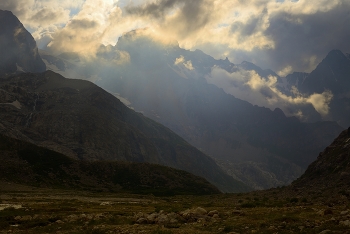 Sunset in the mountains / ***