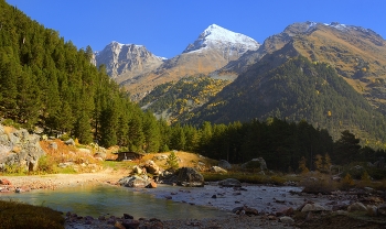 Sunrise over the river / ***