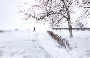 Last year&#39;s snow was falling ... / ***