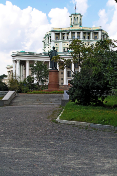 Suvorov Square / ***