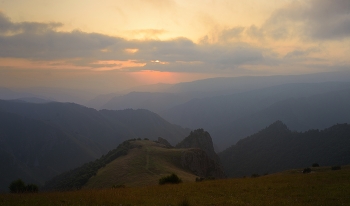 Dawn in the mountains / ***