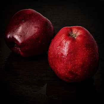 apples / ***