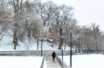 House by the River / ***