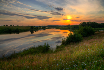 Sunset over the lake / ***