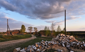 Evening quietly crept to the village ... / ***