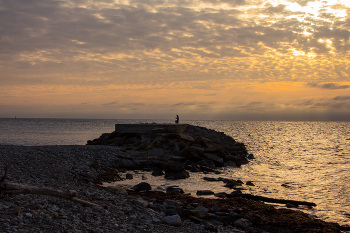 Alone with the Sea / ***