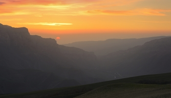 Dawn in the mountains / ***