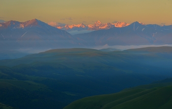 Dawn in the mountains / ***