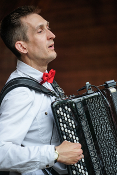 And the music sounds ... / ***