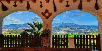 Subirats - caves Llopart (Montserrat al fons) - Alt Penedès / Subirats - caves Llopart (Montserrat al fons) - Alt Penedès