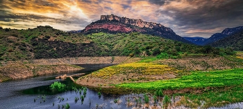 Cornudella de Montsant - pantà i muntanya de Siurana al fons - Priorat / Cornudella de Montsant - pantà i muntanya de Siurana al fons - Priorat