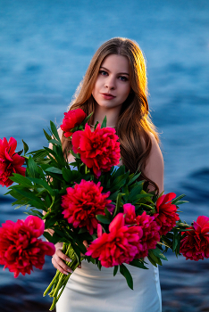 Girl with peonies / ***