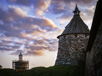 The walls of the monastery / ***