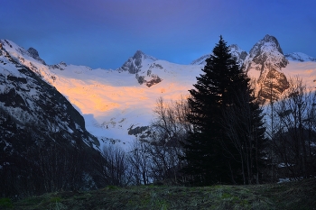 Dawn in the mountains / ***