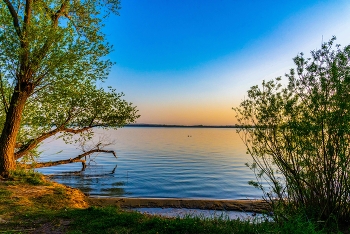 A quiet evening. / ***