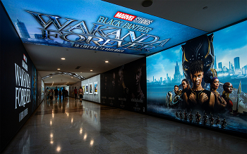 Wakanda Forever Tunnel – KLCC Walkway / Underground pedestrian walkway in Kuala Lumpur, Malaysia, near KLCC Park

Large-scale promotional displays for Black Panther: Wakanda Forever

Wall-to-wall movie posters, ceiling banners, life-size character images

Bright, modern, cinematic, immersive advertising