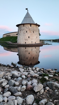 Flat Tower / ***