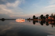 White boat / ***