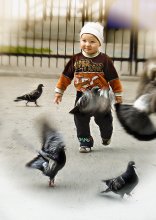 Little Boy and Doves / *************