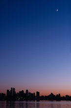 Month over the city / ............