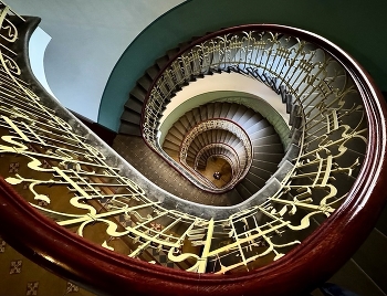 Downstairs / ***
