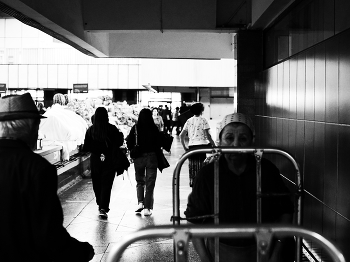 Market / ***