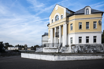 House on the Embankment / ***