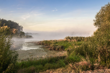 Fog over the river. / ***