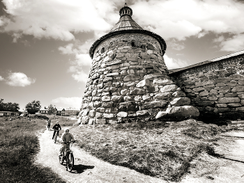 The walls of the monastery / ***