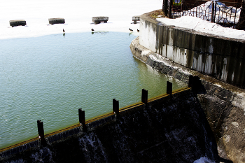 Dam / ***