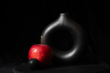Still Life with Apples / 2025