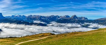 &nbsp; / Berggipfel in Südtirol , Nebel in den Tälern