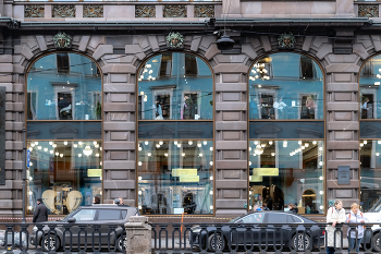 In the bustle of the city / ***