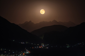 Moon Over Ambrolauri / ***